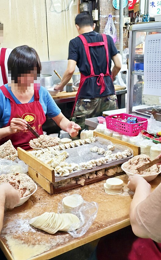 小資族月底的救星！！現包現煮手工水餃、就算漲價用餐時間人潮依舊是滿滿！！