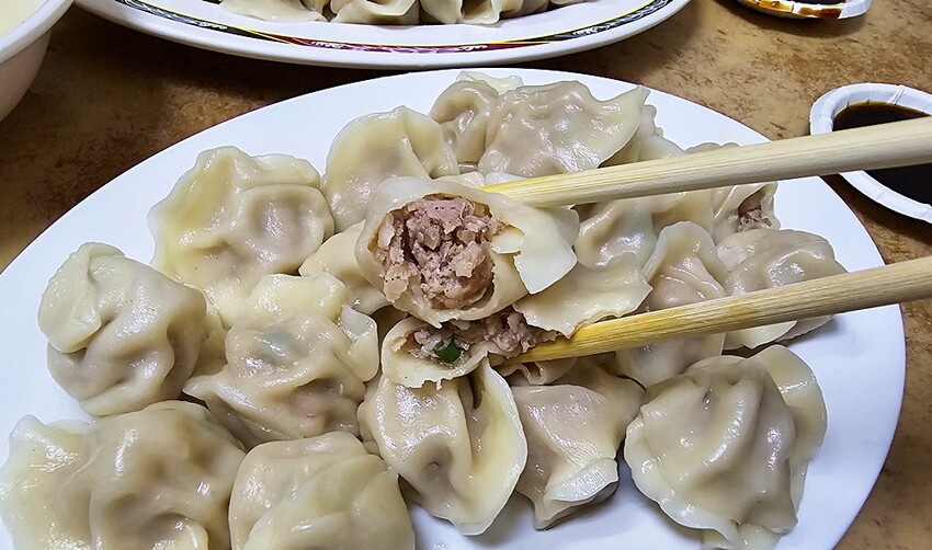 小資族月底的救星！！現包現煮手工水餃、就算漲價用餐時間人潮依舊是滿滿！！