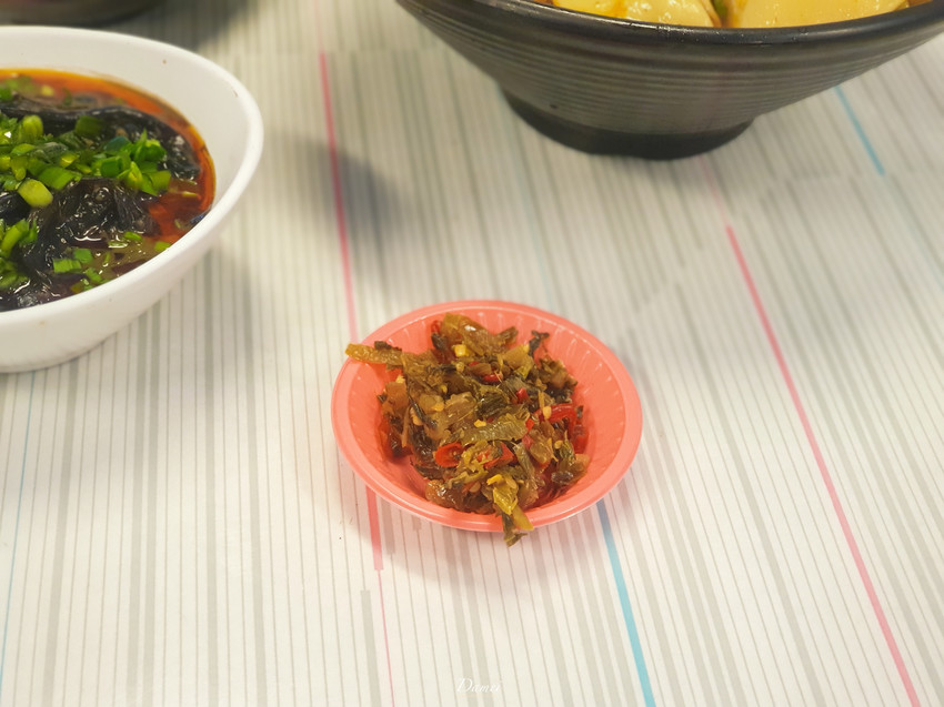 source: imgur.com 高雄左營|西安麵食館-位在停車場的麵店,一碗麵一條麵