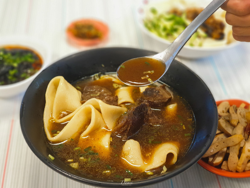 source: imgur.com 高雄左營|西安麵食館-位在停車場的麵店,一碗麵一條麵