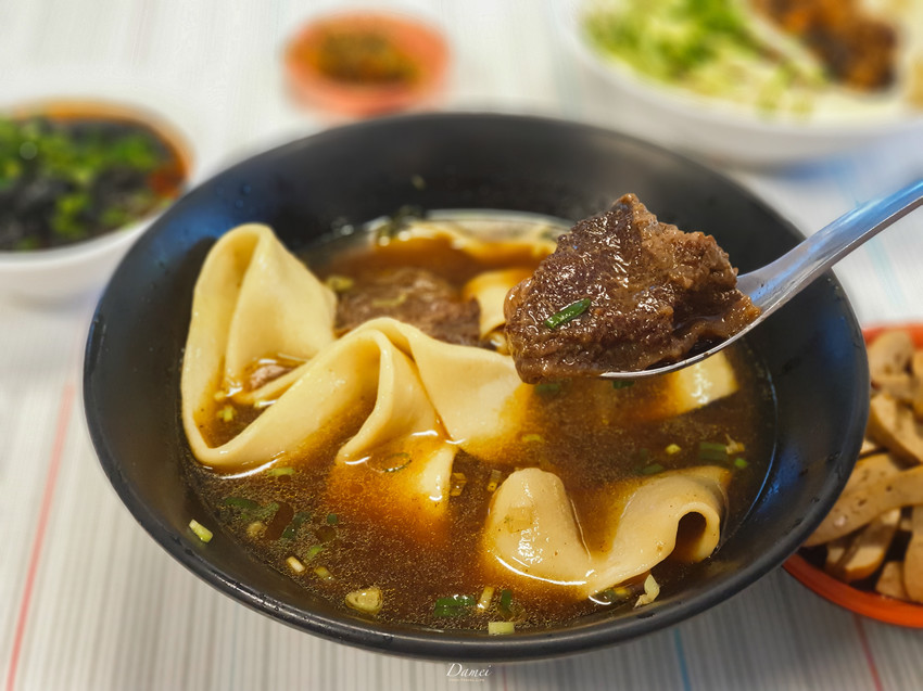 source: imgur.com 高雄左營|西安麵食館-位在停車場的麵店,一碗麵一條麵