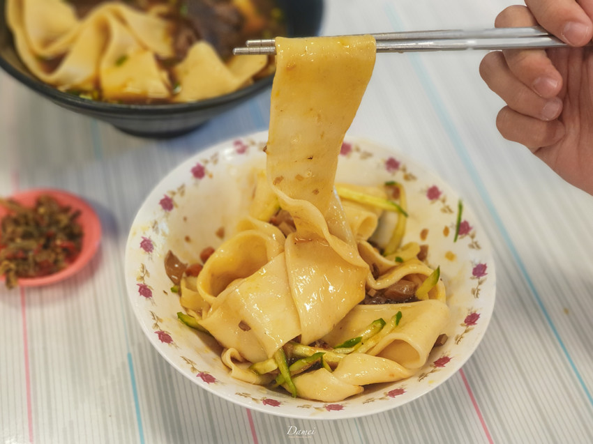 source: imgur.com 高雄左營|西安麵食館-位在停車場的麵店,一碗麵一條麵