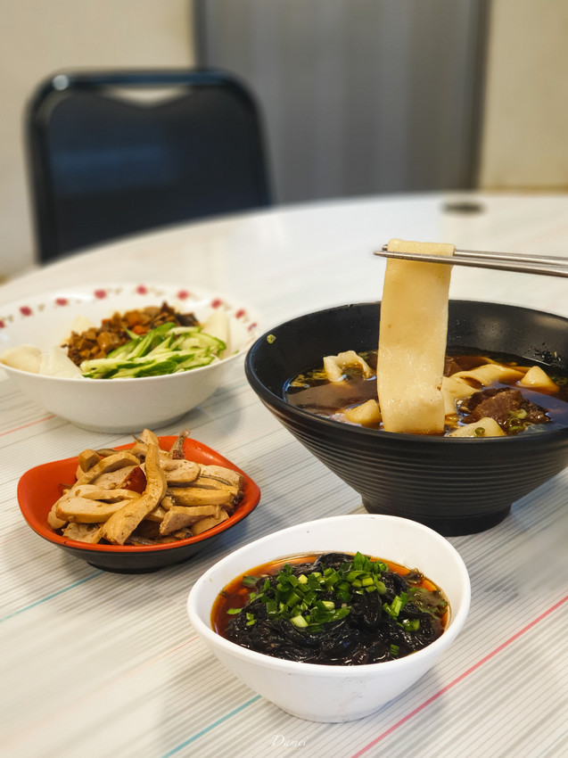 source: imgur.com 高雄左營|西安麵食館-位在停車場的麵店,一碗麵一條麵