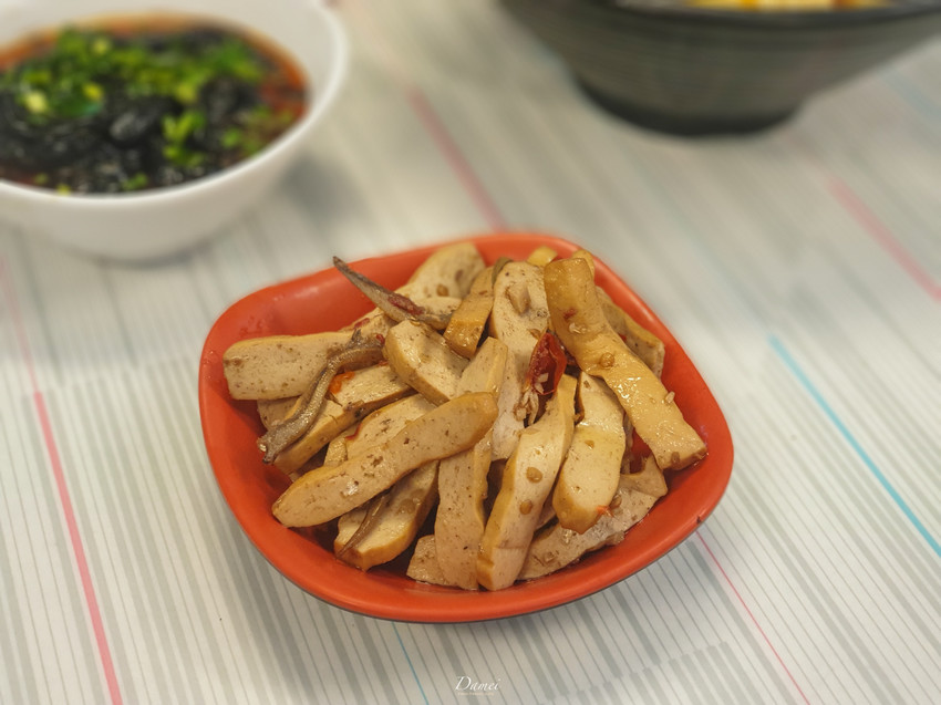 source: imgur.com 高雄左營|西安麵食館-位在停車場的麵店,一碗麵一條麵