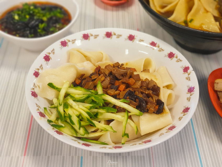 source: imgur.com 高雄左營|西安麵食館-位在停車場的麵店,一碗麵一條麵