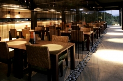 若影若現優雅氛圍 玻璃架構.鋼骨粗礦.厚實清水模創意工法呈現出多層次幾何線條 若影若現優雅氛圍 玻璃架構.鋼骨粗礦.厚實清水模創意工法呈現出多層次幾何線條