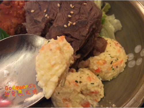 昨日花卷 跨界好食：(食記)[台中市西區] 好澎湃的大卷兒～祕凍滷牛肉花卷套餐——昨日花卷