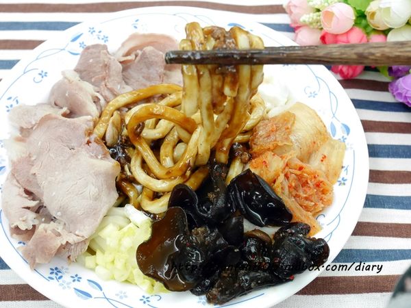 蔥媽媽 異國麵食輕鬆煮 麻婆肉醬刀削麵 泰式酸辣湯麵 韓式炸醬麵 (12).JPG