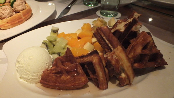 鬆餅控可別錯過啦!導演姐妹的店。下午茶聊天用餐的好去處。蜂蜜芥末雞肉沙拉也好美味呦~