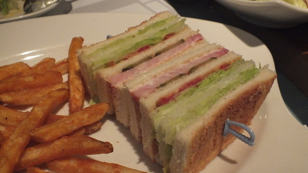 鬆餅控可別錯過啦!導演姐妹的店。下午茶聊天用餐的好去處。蜂蜜芥末雞肉沙拉也好美味呦~