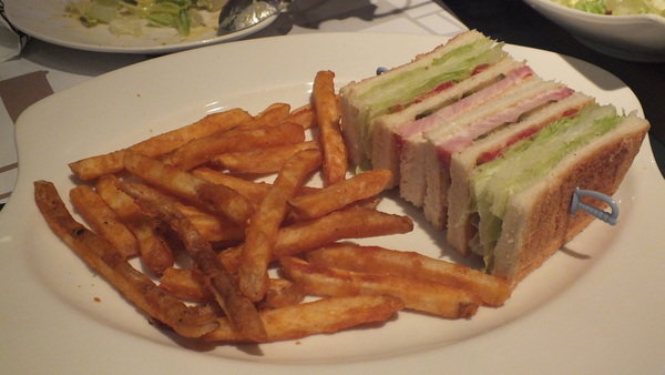 鬆餅控可別錯過啦!導演姐妹的店。下午茶聊天用餐的好去處。蜂蜜芥末雞肉沙拉也好美味呦~