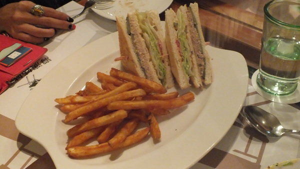 鬆餅控可別錯過啦!導演姐妹的店。下午茶聊天用餐的好去處。蜂蜜芥末雞肉沙拉也好美味呦~