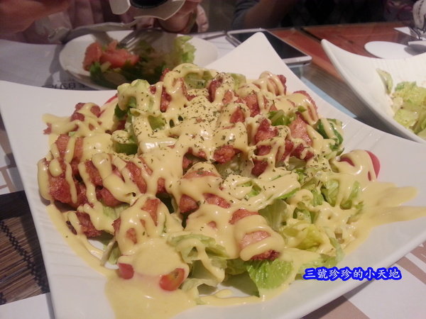 鬆餅控可別錯過啦!導演姐妹的店。下午茶聊天用餐的好去處。蜂蜜芥末雞肉沙拉也好美味呦~