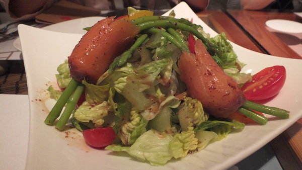 鬆餅控可別錯過啦!導演姐妹的店。下午茶聊天用餐的好去處。蜂蜜芥末雞肉沙拉也好美味呦~