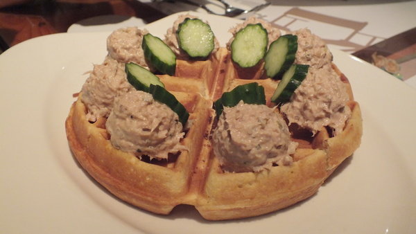 鬆餅控可別錯過啦!導演姐妹的店。下午茶聊天用餐的好去處。蜂蜜芥末雞肉沙拉也好美味呦~