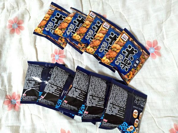 萬歲牌米果綜合果鹽味/辣味，一口接一口，越吃越順口，閒暇嘴饞時的好搭檔!