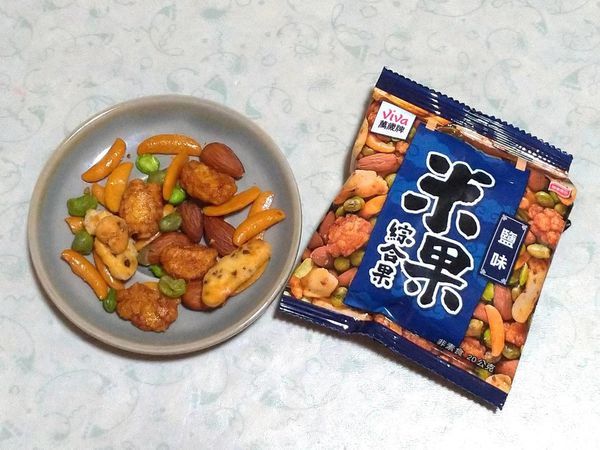 萬歲牌米果綜合果鹽味/辣味，一口接一口，越吃越順口，閒暇嘴饞時的好搭檔!