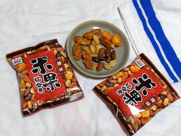萬歲牌米果綜合果鹽味/辣味，一口接一口，越吃越順口，閒暇嘴饞時的好搭檔!
