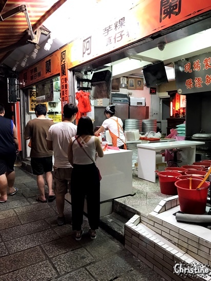 【新北。美食】 瑞芳 / 九份，九份老街必吃美食，賴阿婆芋園，阿蘭草仔粿，夜訪九份