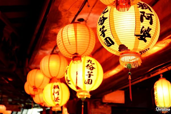 【新北。美食】 瑞芳 / 九份，九份老街必吃美食，賴阿婆芋園，阿蘭草仔粿，夜訪九份