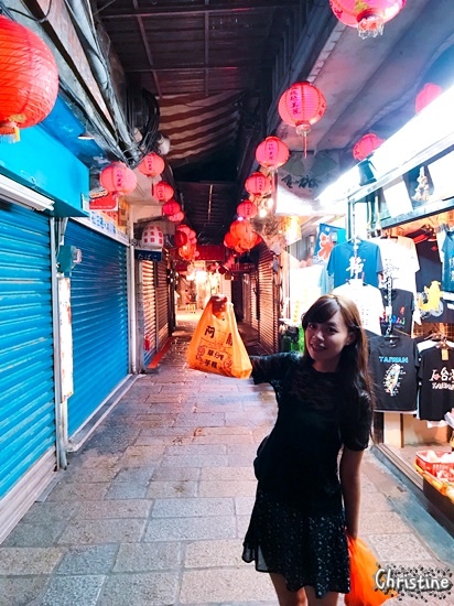 【新北。美食】 瑞芳 / 九份，九份老街必吃美食，賴阿婆芋園，阿蘭草仔粿，夜訪九份