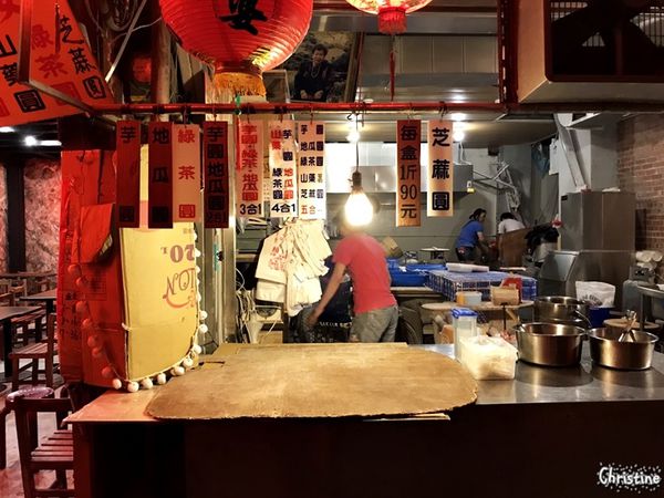 【新北。美食】 瑞芳 / 九份，九份老街必吃美食，賴阿婆芋園，阿蘭草仔粿，夜訪九份