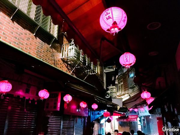 【新北。美食】 瑞芳 / 九份，九份老街必吃美食，賴阿婆芋園，阿蘭草仔粿，夜訪九份