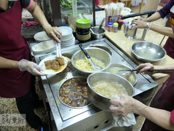【嘉義東區美食】劉里長雞肉飯：到嘉義必吃大推薦，雞肉片飯超美味；透早就吃到的雞肉飯，在地人也著迷的小吃