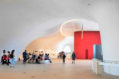 【台中西屯 | 景點】曲線流暢優美的涵洞式建築美學。台中國家歌劇院