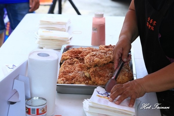 食香客雞會站雞排專賣(北門總店)：【台南美食】科學麵香雞排，紅到連統一企業也找來合作！台南必吃的雞排店：食香客雞會站雞排茶飲專賣