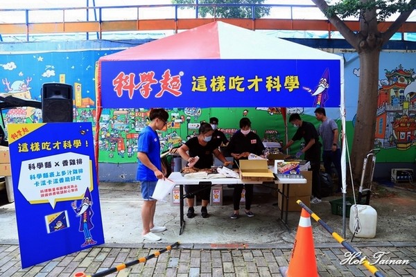 食香客雞會站雞排專賣(北門總店)：【台南美食】科學麵香雞排，紅到連統一企業也找來合作！台南必吃的雞排店：食香客雞會站雞排茶飲專賣