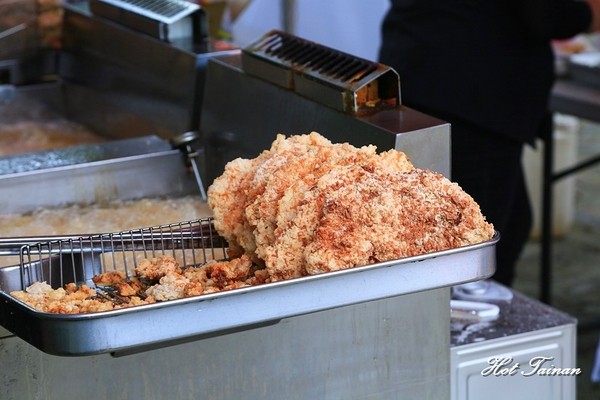 食香客雞會站雞排專賣(北門總店)：【台南美食】科學麵香雞排，紅到連統一企業也找來合作！台南必吃的雞排店：食香客雞會站雞排茶飲專賣