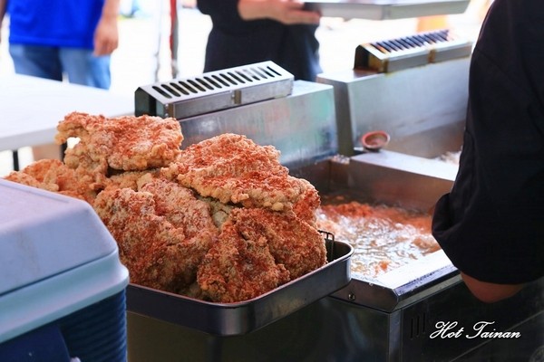 食香客雞會站雞排專賣(北門總店)：【台南美食】科學麵香雞排，紅到連統一企業也找來合作！台南必吃的雞排店：食香客雞會站雞排茶飲專賣