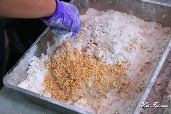 食香客雞會站雞排專賣(北門總店)：【台南美食】科學麵香雞排，紅到連統一企業也找來合作！台南必吃的雞排店：食香客雞會站雞排茶飲專賣