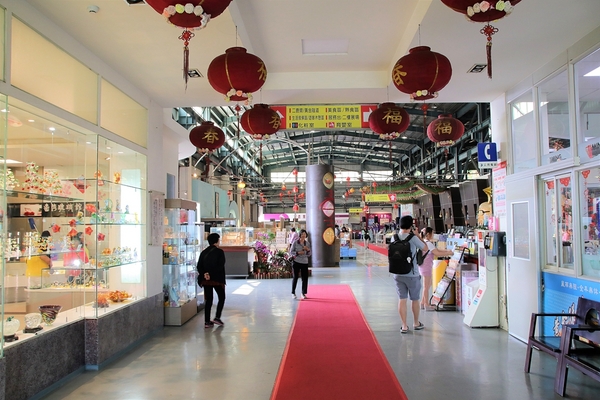 台灣玻璃館:【彰化鹿港景點】台灣玻璃館~必走遊黃金隧道,船型建築物,玻璃造景好吸睛