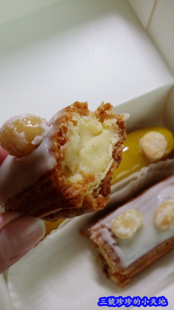 忠孝新生站。閃電泡芙。1789 Café by Cyrille Courant。必點焦糖鹹奶油閃電泡芙。絕對讓你念念不忘呀!