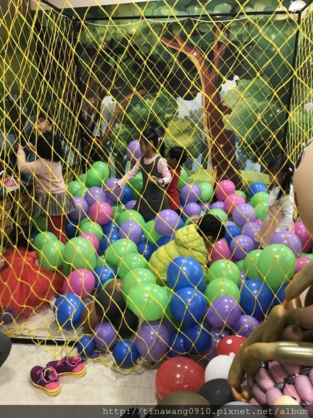 童話森林氣球展就在站前三越