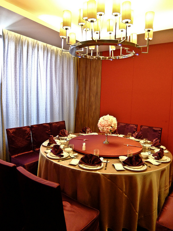 另一个较小的包厢, 这是低消一万就可以选择, 10个人吃要凑满这价位