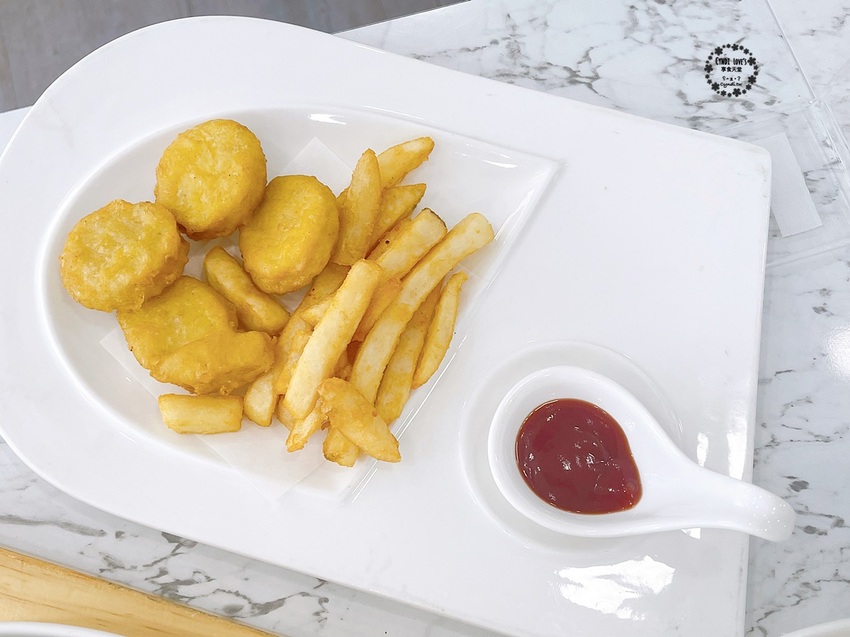 NU PASTA 義大利麵 台中崇德店，台中豪華雙人套餐588元，開胃菜、主餐、湯品、飲品、甜點一次擁有超划算，2D黑白漫畫風餐廳就在這家