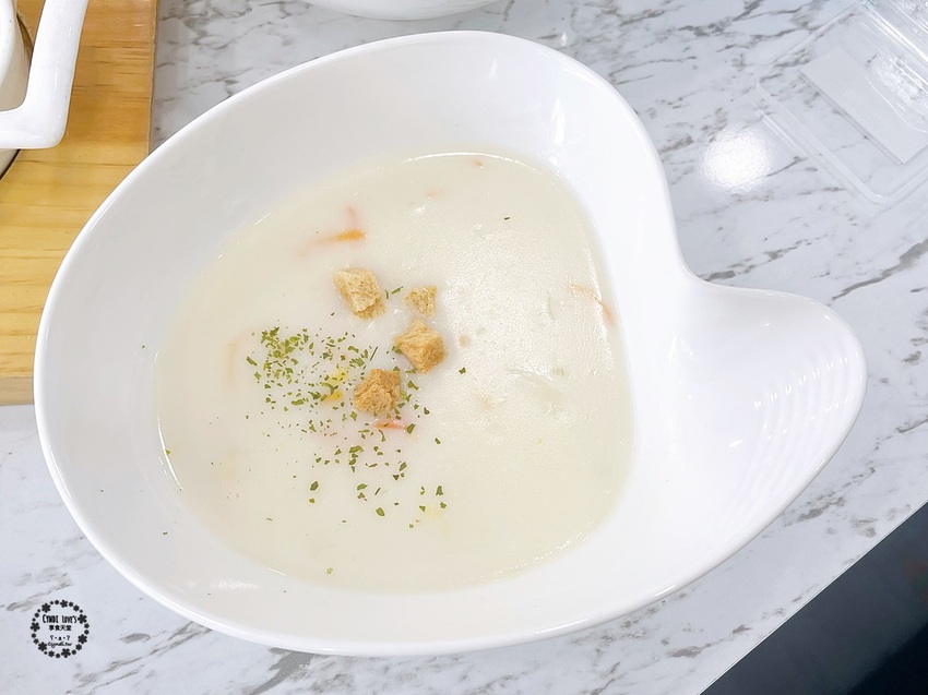 NU PASTA 義大利麵 台中崇德店，台中豪華雙人套餐588元，開胃菜、主餐、湯品、飲品、甜點一次擁有超划算，2D黑白漫畫風餐廳就在這家