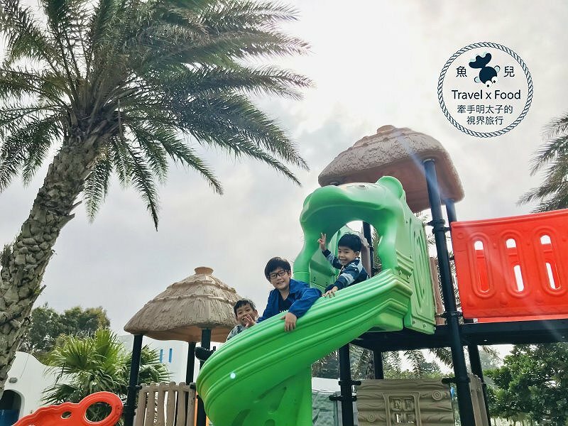 卡托米利庭園咖啡｜寬闊草地與兒童遊樂設施，帶(毛)孩子一起來海邊的白色城堡，擁抱浪漫希臘風情 @ 魚兒 x 牽手明太子的「視」界旅行