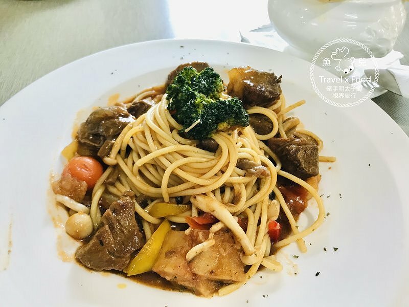 卡托米利庭園咖啡｜寬闊草地與兒童遊樂設施，帶(毛)孩子一起來海邊的白色城堡，擁抱浪漫希臘風情 @ 魚兒 x 牽手明太子的「視」界旅行