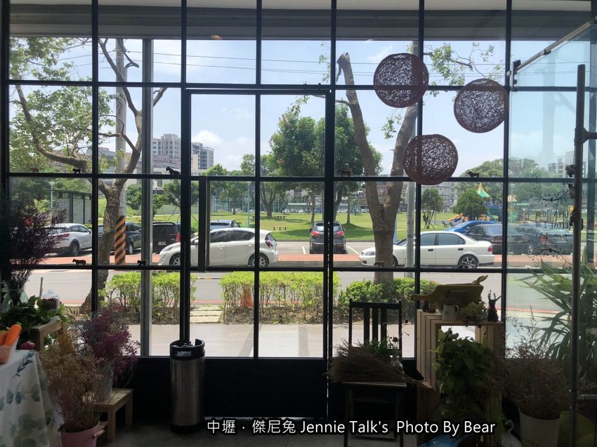 【中壢】「傑尼兔 Jennie Talk’s．高CP值&高人氣的早午餐（漢堡/大份量/手作飾品/興安一街/近元智大學)」