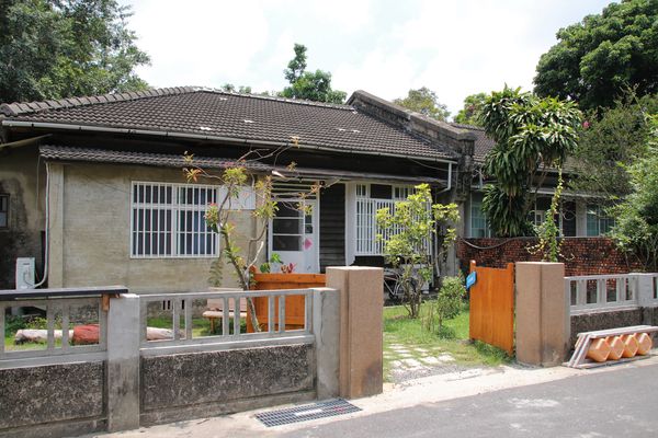 321巷藝術聚落: 【台南北區景點】321巷藝術聚落~隱若現的房子摩登又前衛、老舍復古風格藝術照、貓咪裝置藝術超逗趣、利用環保變魔術