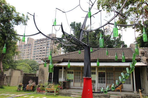 321巷藝術聚落: 【台南北區景點】321巷藝術聚落~隱若現的房子摩登又前衛、老舍復古風格藝術照、貓咪裝置藝術超逗趣、利用環保變魔術