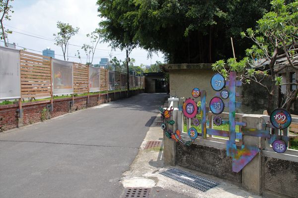 321巷藝術聚落: 【台南北區景點】321巷藝術聚落~隱若現的房子摩登又前衛、老舍復古風格藝術照、貓咪裝置藝術超逗趣、利用環保變魔術