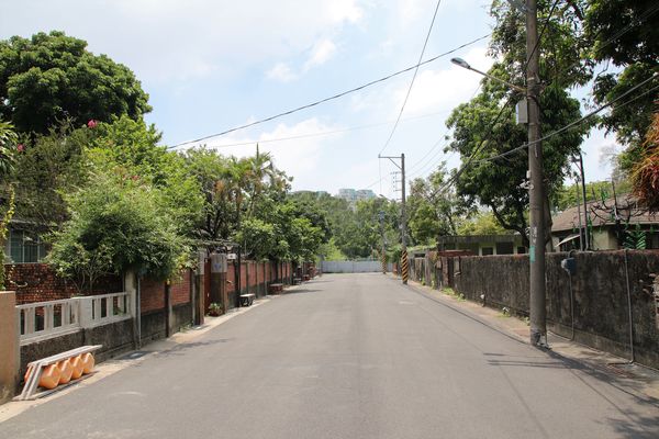 321巷藝術聚落: 【台南北區景點】321巷藝術聚落~隱若現的房子摩登又前衛、老舍復古風格藝術照、貓咪裝置藝術超逗趣、利用環保變魔術