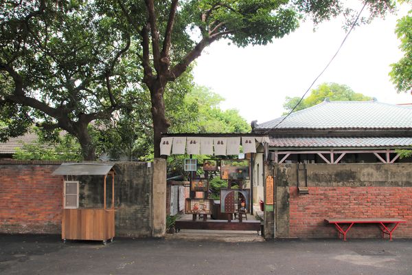 321巷藝術聚落: 【台南北區景點】321巷藝術聚落~隱若現的房子摩登又前衛、老舍復古風格藝術照、貓咪裝置藝術超逗趣、利用環保變魔術