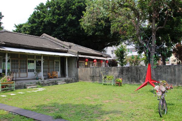 321巷藝術聚落: 【台南北區景點】321巷藝術聚落~隱若現的房子摩登又前衛、老舍復古風格藝術照、貓咪裝置藝術超逗趣、利用環保變魔術