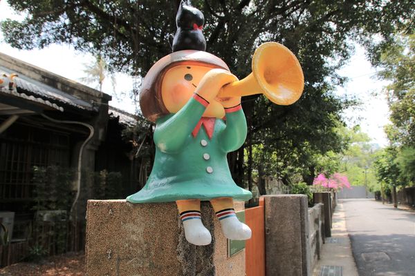 321巷藝術聚落: 【台南北區景點】321巷藝術聚落~隱若現的房子摩登又前衛、老舍復古風格藝術照、貓咪裝置藝術超逗趣、利用環保變魔術